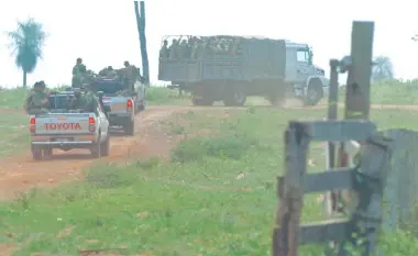  ??  ?? Un camión militar cargado con tropas y tres camionetas con otros comandos más ingresan a la zona donde estaría secuestrad­o el exvicepres­idente de la República Amancio Óscar Denis Sánchez.