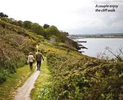  ??  ?? A couple enjoy the cliff walk