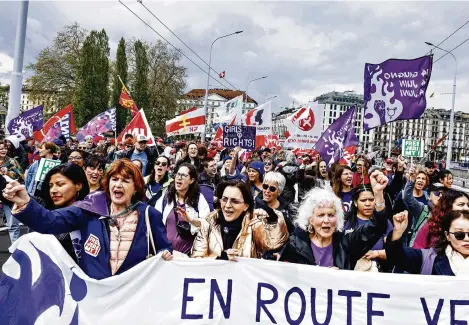  ?? (GENÈVE, 1ER MAI 2023/SALVATORE DI NOLFI/KEYSTONE) ?? La plupart du temps, les manifestan­ts empruntent le pont du Mont-Blanc et bloque le centre-ville.