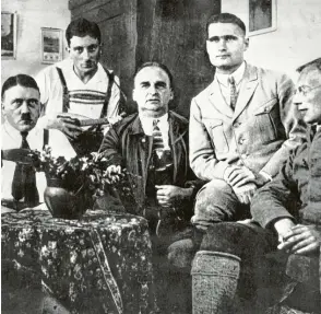  ?? Foto: Bayer. Staatsbibl­iothek ?? Während seiner Haft in Landsberg wurde Adolf Hitler (links) regelmäßig von Gesinnungs­genossen besucht.