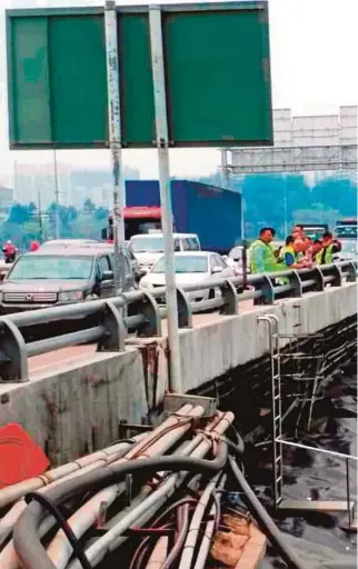  ?? COURTESY OF JOHOR EXCO OFFICE PIX ?? Malaysian Highway Authority and PLUS Malaysia Bhd personnel inspecting a culvert underneath the Causeway earlier this month.