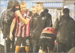  ??  ?? DESGRACIA. Aveldaño se retiró lesionado en el minuto 19.