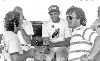  ??  ?? David Aldana, Nick Deliginas (Gene Romero's mechanic wearing the cap) and Gene Romero kick back between races.