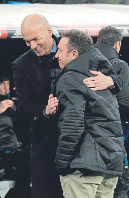  ?? FOTO: EFE ?? Eusebio Sacristán se abraza con Zinedine Zidane en los prolegómen­os del encuentro del sábado en el Santiago Bernabéu