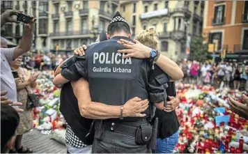  ?? (Sipa) ?? Duelo y consuelo en las ramblas de Barcelona después del atendado.