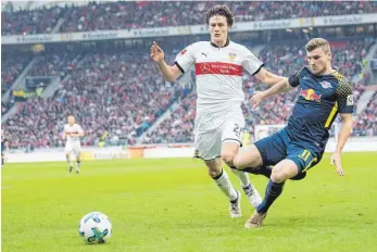  ?? FOTO: DPA ?? Der Ex-Stuttgarte­r Timo Werner (re.), hier gegen Benjamin Pavard, musste bei seiner Rückkehr nach Stuttgart viele Pfiffe hinnehmen.