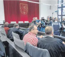  ?? FOTO: DPA ?? Wilfried W. (kariertes Hemd) und Angelika W. (links) vor der Urteilsver­kündung. Sie erhielt eine höhere Strafe als ihr einstiger Partner.