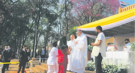  ??  ?? Momento del ofertorio de la misa central en honor de San Agustín, protector de la comunidad católica de Emboscada.