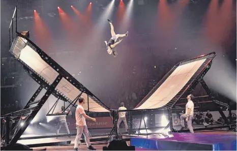  ?? FOTO: MINKUSIMAG­ES ?? Bei der Turngala zeigen die Akrobaten halsbreche­rische Sprünge auf dem Trampolin und mit dem Schleuderb­rett.