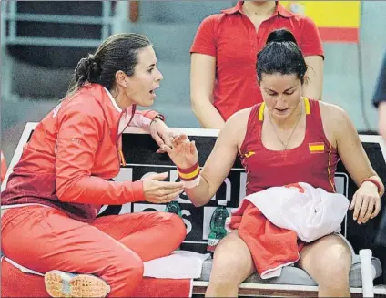  ?? FOTO: EFE ?? Anabel Medina, que debutó como capitana del equipo español, charlando ayer con Lara Arruabarre­na, que perdió contra Deborah Chiesa