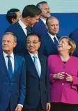  ?? Foto: afp ?? Maltas Regierungs­chef Joseph Muscat plaudert mit Angela Merkel.