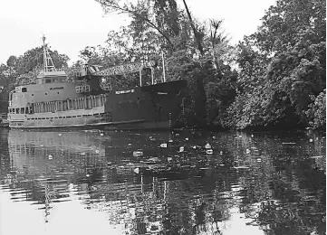  ??  ?? An eye sore - rubbish floating along Miri river.