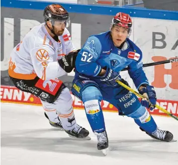  ?? Foto: Johannes Traub ?? Tritt mit dem ERC Ingolstadt am Mittwoch in Krefeld an: Stürmer Petrus Palmu (rechts), hier im Duell mit Jeff Likens von den Grizzlys Wolfsburg.