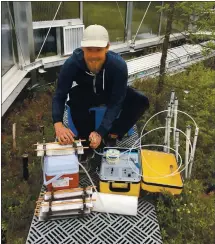  ?? KARIS MCFARLANE — LAWRENCE LIVERMORE NATIONAL LABORATORY ?? Ate Visser, a hydrologis­t for the Lawrence Livermore National Laboratory, collects groundwate­r samples in copper tubes for helium isotope analyses. The tests reveal the age of the water.