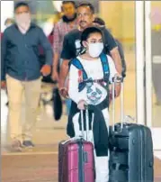  ?? SATYABRATA TRIPATHY/HT PHOTO ?? Passengers exit the Chhatrapat­i Shivaji Internatio­nal Airport in n
Mumbai on Thursday.