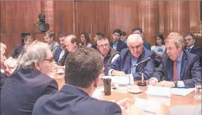  ??  ?? El secretario de Energía, Gustavo Lopetegui, frente al sindicalis­ta Guillermo Pereyra y petroleros