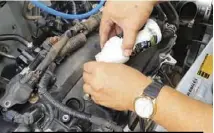  ??  ?? Engine cleaner jenis cair, butuh volume banyak ketika piston berada di TMA