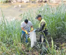  ??  ?? Las jornadas de limpieza en el río Cali las acompaña la Policía.