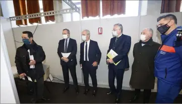  ?? (Photo Frank Muller) ?? Le maire de Toulon et le préfet ont assisté aux derniers préparatif­s du « vaccinodro­me » devant l’un des boxes qui ouvrira lundi.