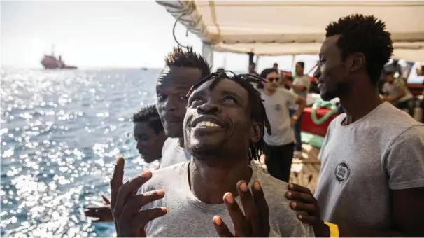  ?? FOTO: AP / NTB SCANPIX ?? Migrantene ombord i redningssk­ipet som ankom Barcelona i går var glade, etter å ha blitt avvist i flere havner. De 60 migrantene ble reddet lørdag.