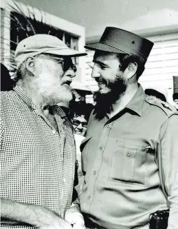  ??  ?? Ernest Hemingway y Fidel. El Nobel de Literatura vivió en Cuba por más de 20 años. Dejó la isla en 1960 y se suicidó un año después. Tiempo antes había declarado a “The New York Times” que estaba “encantado” con el derrocamie­nto de Batista por Castro.