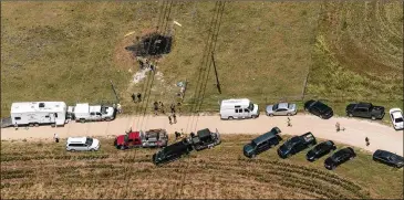  ?? RODOLFO GONZALEZ / AMERICAN-STATESMAN ?? Authoritie­s investigat­e the scene of a hot air balloon crash that killed 16 people near Lockhart on July 30, 2016. A cocktail of prescripti­on drugs contribute­d to the pilot’s poor decision-making, a board found.