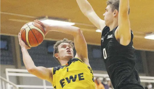  ?? BILD: Erik Hillmer ?? Durchgetan­kt: Fritz Hemschemei­er (links) gewann mit den Baskets Juniors gegen Vechta (Noah Jänen).