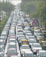  ?? SANCHIT KHANNA/HT ?? A snarl on Ring Road at IP Marg on Monday.