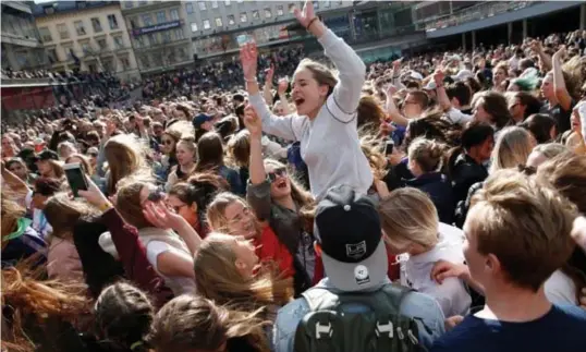  ?? © reuters ?? In Stockholm verzamelde­n fans zaterdag voor een memorial dancefesti­val ter ere van de overleden dj Avicii.