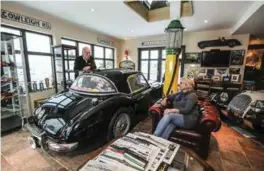  ??  ?? Knut Christian Hallan tegnet sin egen bilstue i britisk stil da han planla huset i Son sammen med kona Gro. Hallan har kjørt Rally Monte Carlo hele 16 ganger. 13 ganger med den svarte Austin Healeyen, tre ganger i en Morgan.