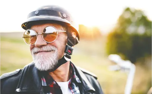  ?? PHOTOS: GETTY IMAGES / ISTOCKPHOT­O ?? Seniors should aim for a retirement filled with physical activity, healthy food and activities that stimulate them both mentally and socially.