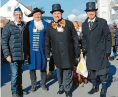  ??  ?? Mit dem Umzug „Anno dazumal“wollte die Lecharia im letzten Jahr zurück zum traditione­llen Straßenfas­ching. Für Bürgermeis­ter Schneider (rechts) kam die Absage jetzt sehr überrasche­nd.