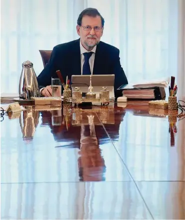  ?? Foto: AFP/Pierre-Philippe Marcou ?? Keine Unterstütz­er weit und breit: Es wird einsam um Ministerpr­äsident Mariano Rajoy.