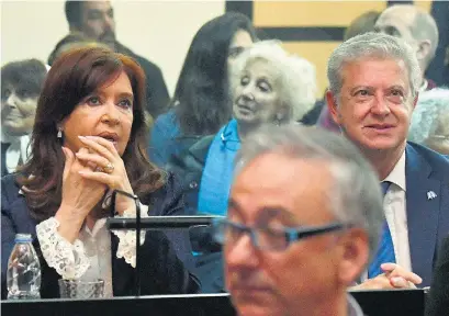  ??  ?? Cristina Fernández de Kirchner y su abogado Carlos Beraldi recurren a Casación por el espionaje ilegal macrista.