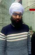  ??  ?? Manjot Singh, 27 anni, viene da Mumbay. È di religione sikh e indossa il turbante
Sta conseguend­o a Napoli un Phd e studia scienze dei materiali