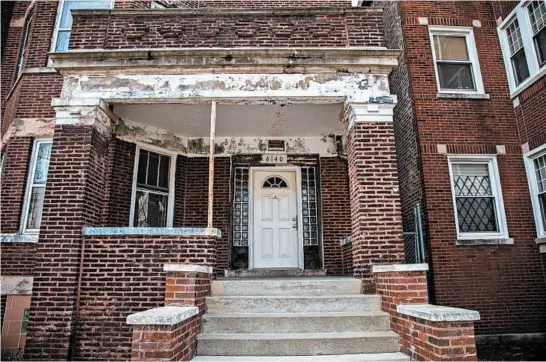  ?? ZBIGNIEW BZDAK/CHICAGO TRIBUNE ?? Carl Hansberry, an African American real estate broker, moved his family in 1937 into this Chicago three-flat at 6140 Rhodes Ave. in defiance of a restrictiv­e covenant.