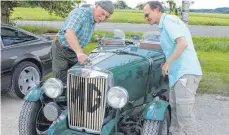  ??  ?? Gisbert Schneider aus Benzingen (links) mit seinem MG erklärt einem Oldtimerli­ebhaber sein Fahrzeug.