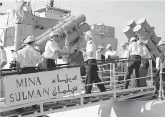  ?? WO VIC JOHNSON/CANADIAN FORCES ?? Mail for troops arrives on board HMCS Terra Nova in the port of Manama, Bahrain, in January 1991.