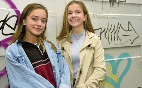  ?? Foto: Leonie Küthmann ?? Mit ihren Eltern und ihrem Agenten basteln die 16-jährige Mimi (rechts) und die zwei Jahre jüngere Josy weiter an ihrer Karriere als Sängerinne­n. Diese führt nach oben. Am Sonntag treten die talentiert­en Schwestern auf dem Königsplat­z in München auf.