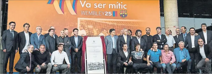  ?? FOTO: MANEL MONTILLA ?? Los héroes de Wembley, junto al monolito que estará presente en el hall de la Tribuna Principal del Camp Nou En él figuran los nombres de los miembros del cuerpo técnico, plantilla y staff del histórico Barça 1991-92