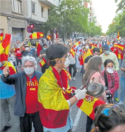  ?? REUTERs ?? Protestas. Un nuevo cacerolazo contra el gobierno por su gestión de la crisis se vio ayer en Madrid.