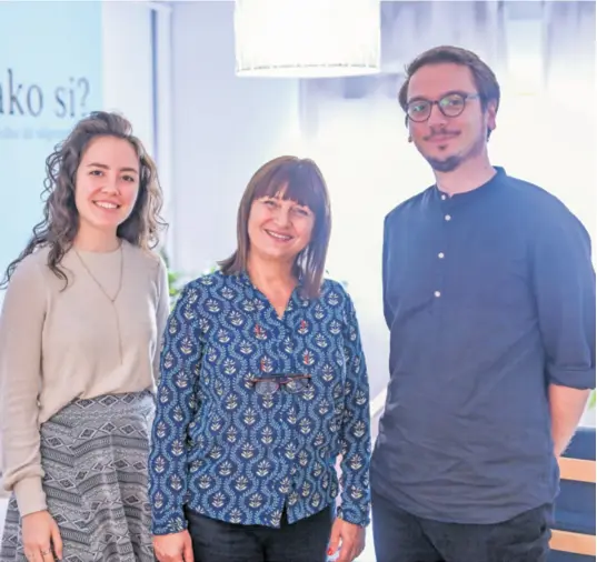  ?? ?? TINA RUKAVINA I SANDRO KRAŠIĆ, uz još dvadesetak kolega, autori su, ali i urednici tekstova (na fotografij­i s profesoric­om i mentoricom dr. sc. Natašom Jokić Begić, u sredini).