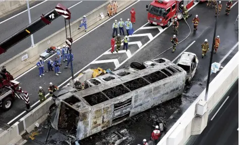  ?? Hisao Aoki / The Yomiuri Shimbun ?? A burned-out bus is seen on an expressway in Nagoya on Monday.