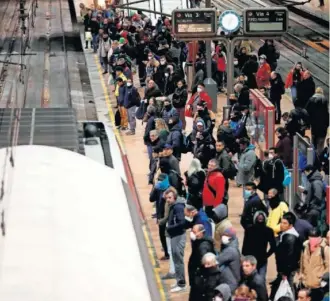  ?? EFE ?? Aglomeraci­ón de usuarios a la espera de llegada de un tren en uno de los andenes de la estación de Atocha, en Madrid, ayer.