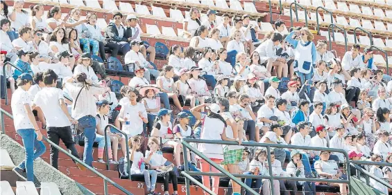  ??  ?? En la tribuna. Hasta en la competenci­a de polo, que es de exhibición, hubo asistencia masiva de pibes de edad parecida a los competidor­es.