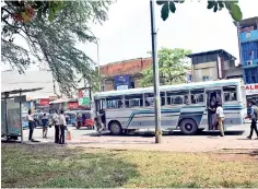  ??  ?? A bus stops in the middle of the road in Maradana