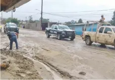  ??  ?? En San Quintín, Baja California, las calles se inundaron por Rosa. El gobernador Francisco Vega de Lamadrid instaló la mesa operativa para atender la emergencia.