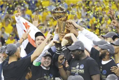  ?? | MARCIO JOSE SANCHEZ/ AP ?? TheWarrior­s celebrate with the championsh­ip trophy Monday after wrapping up the NBA Finals.