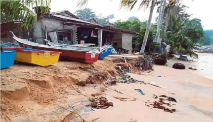  ?? (Foto Hassan Omar/bh) ?? Keadaan hakisan pantai yang mengancam nyawa penghuni di Kampung Balik Batu, Tanjung Bidara dekat Alor Gajah.