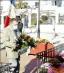  ??  ?? Le président de l’UBAC-VG déposant une gerbe au monument aux morts.